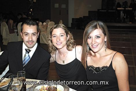 Eduardo Castañeda, Paulina Canedo y Yolanda Fernández.