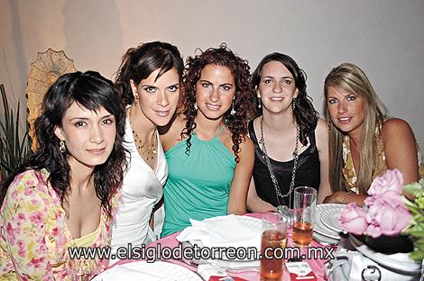 Luly Reyes, Nadia Recinos, Gina Melín, Tania Recinos y Andrea Moreno.