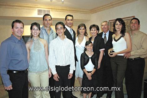 Fernando Jalife García, Iliana, Alejandro, Hector, Martha, Valeria, Hector, Ana y Hector Garza Tijerina acompañando a los novios.