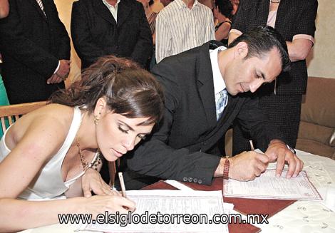 SE CASAN POR EL CIVIL
Nadia Recinos Villegas y Alfonso Garza Tijerina Castro, momentos en que firmaron su acta de matrimonio.