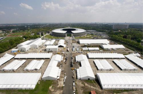 Tiendas preparadas para el Mundial de Futbol 2006 en el estadio olímpico de Berlín.
Este campamento gigante recibirá unos 90 mil invitados de honor.

Notimex