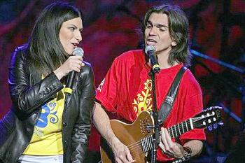 No hubo premios, sólo amigos -voces destacadas de la música hispana- en un concierto benéfico 'Colombia sin minas' en favor de las víctimas de las minas antipersonales.

Aquí Juanes y Laura Pausini.