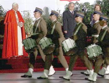 El Papa, de 79 años, ha pronunciado muchas partes de sus discursos y homilías en polaco, y ha hecho menciones frecuentes a los pasos de Juan Pablo II. Visitó Wadowice, el lugar donde nació su antecesor.