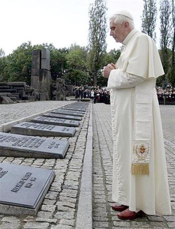 Benedicto ha pedido que Polonia sea una guía de la fe en Europa, donde ha decrecido el número de personas que practican activamente su religión. El país se integró a la Unión Europea hace apenas dos años, una década y media después del colapso del régimen comunista.