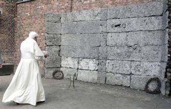 'Os pido, finalmente, que compartáis con los otros pueblos de Europa y del mundo... como una forma de honrar la memoria de su compatriota, quien como sucesor de San Pedro, hizo esto con extraordinaria energía y efectividad', dijo Benedicto al concluir su homilía. 

'¡Os pido que permanezcáis firmes en vuestra fe! ¡Permaneced firmes en vuestro amor! Amen', concluyó el Papa, quien habló en polaco, en el último día de su viaje.