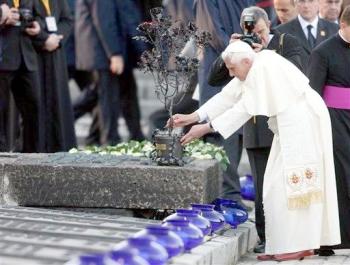 Benedicto XVI dijo que esa propagación de la fe en el continente sería la mejor forma en que los polacos pueden honrar a Juan Pablo II, quien ha recibido menciones frecuentes durante la visita de cuatro días del Papa a Polonia, el país de su antecesor.