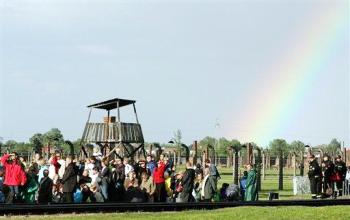 Un arcoíris radiante apareció en el cielo  encima de donde se encontraba el papa Benedicto XVI orando por las víctimas del Holocausto en el ex campo de concentración nazi de Auschwitz-Birkenau. 

El pontífice alemán estaba rezando bajo la lluvia sobre placas que recuerdan a los aproximadamente 1.5 millones de personas asesinadas en el campo durante la Segunda Guerra Mundial cuando, repentinamente, dejó de llover, salió el sol a través de las nubes y pudo apreciarse el arcoíris encima de los edificios y del alambre de púas del extenso lugar. 

No estaba claro si el pontífice se percató del fenómeno meteorológico, pues tenía la cabeza inclinada en oración en dirección opuesta. Pero algunos de los sobrevivientes al horror nazi y otros que asistieron a la solemne ceremonia observaron el arcoíris en silencio. 

En el Antiguo Testamento, un arcoíris era la señal dada por Dios a Noé de que no acabaría con la vida en la Tierra con otro diluvio.