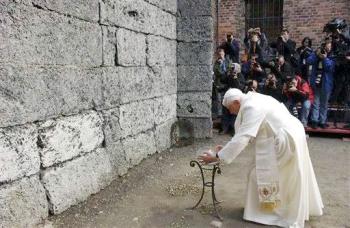 'En un lugar como éste, fallan las palabras; al final, sólo puede haber un silencio sobrecogedor, un silencio que a la vez es un clamor del corazón a Dios: ¿Por qué, Señor, permaneciste en silencio?' 

Dijo que así como su predecesor Juan Pablo II visitó el lugar como polaco, él lo hacía como 'hijo del pueblo alemán'.