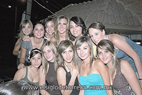 Mariana Algara y Ana Laura Treviño acompañadas por su grupo de amigas en el día de su cumpleaños.