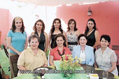 KATIA DEJA LA SOLTERÍA
La futura novia junto a Lety Marmolejo, María Elena de Borbolla, Myrna Mafud, Myrna K. de Mafud, Aydeé de Marmolejo, Malena de Marmolejo, Ceci C. de Silerio y Margarita G. de Mafud.