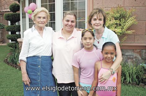 Carmen Veyán de Díaz Flores, Macris Díaz Flores de Regalado, Malena Díaz Flores de Sesma, Malena Sesma Díaz Flores y Daniela Regalado Díaz Flores.