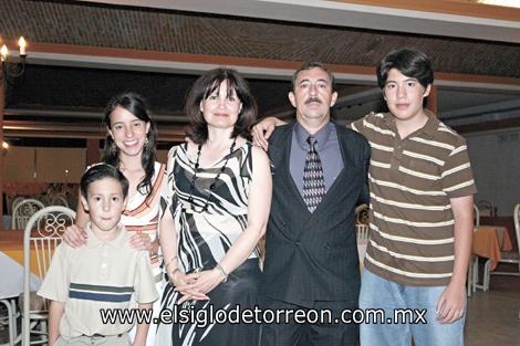 José Alberto Rivera Rodríguez, María del Carmen Gallardo Arellano, José, Marycarmen y Roberto Rivera.