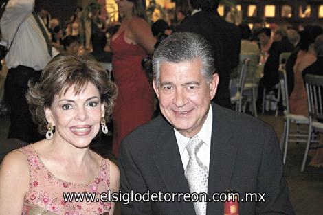 Ma. Teresa Q. de Cantú y Rene Cantú Charles.