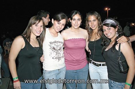 Julie Espinoza, Katia Soto, Marytere Urbina, Margarita Sánchez y Brenda Enríquez.