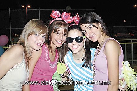 LUCÍA CUMPLE QUINCE AÑOS
Lety Núñez, Elva y Natalia Rodríguez y Rosy Bello.