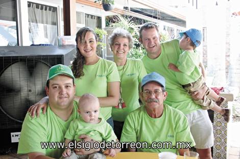 Raúl, Montserrat, Memo, Paco, Paola, Rodrigo y Gustavo Mancilla Montaña.