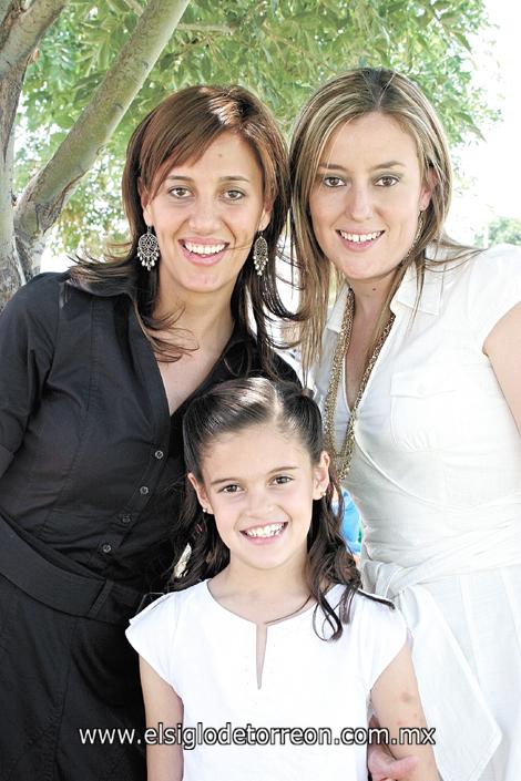 Andrea Raigosa Sánchez con su madre Ana Isabel Sánchez de Raigosa y su madrina Laura Sánchez Von Bertrab.