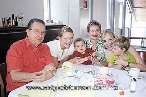 Bernardo Martínez, Maritere Martínez Hamdan, Tere Hamdan de Martínez, Cristina Martínez y los niños Luisfer y Bernardo.