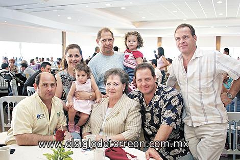 Myrna Kaim de Mafud y sus hijos Fernando, Alfredo, Myrna, Gerardo y Mauricio Mafud Kaim y sus nietas Sofía y Roberta.