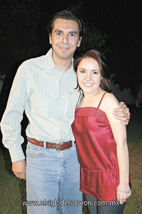 UN CUMPLEAÑOS ENTRE AMIGOS
Rodrigo Medina e Irma Eugenia Gómez.