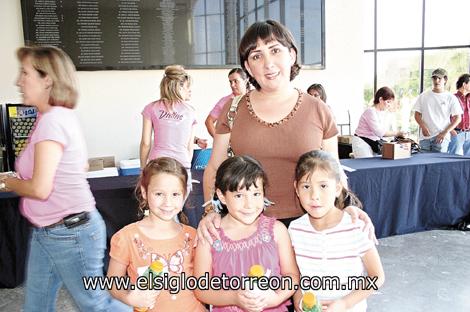 Ana Isabel Lozoya con Ángela, Sofía y Mariana.