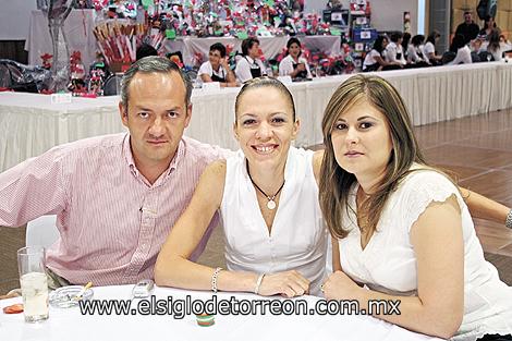 Juan Bermeo, Karla Bermeo y Noelie Barba.