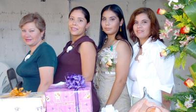 01062006
Ivonne Osornio Ulloa junto a las anfitrionas de su fiesta de despedida.