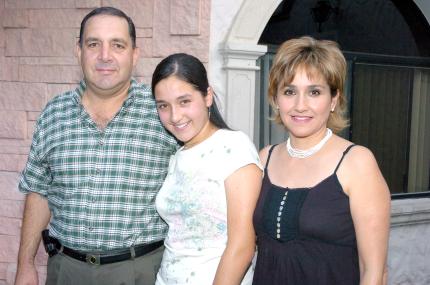 07062006 
Silvia junto a sus padres, Julián y Silvia Núñez.