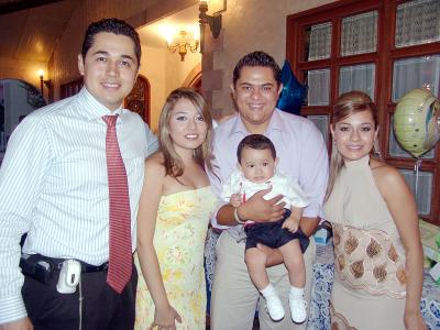 07062006 
Héctor Javier Lara y Alejandra Castañeda de Lara con su hijito Javier Andrés, además de Carlos Lara Valadez y Astrid Márquez.