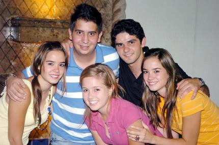 09062006 
Ricardo Marcos Melo, celebró su vigésimo cumpleaños, lo acompañan Marcelo Valdés, Ana Sofía Pérez, Luisa Pérez y Luisa Viesca.