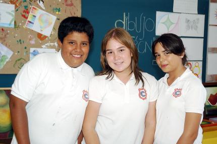 11062006 
Cristina García, Marcela Salazar y Gabriel Fernández.