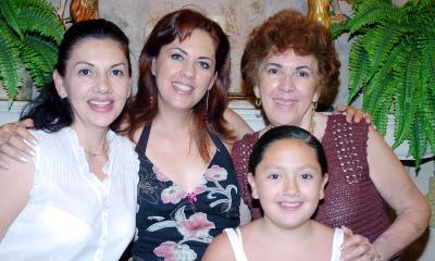 11062006 
Adrianan Blázquez de Aguilar en compañía de su mamá, Adriana Silva de Blázquez, su hermana Lorena de Hernández y su hija, Natalia.