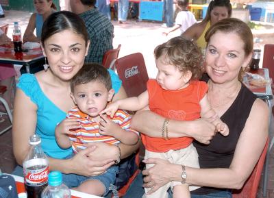 11062006 
Bárbara Mery, Nachito Balcázar, Azucena y Mary José Mery, en una kermés.