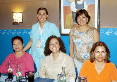 11062006 
Con motivo de su próximo viaje a Canadá, Marylú Zarzar, María de la Luz López, Amparo López, Irene López y Yolanda Jaramillo disfrutaron de un agradable convivio.