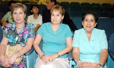 11062006
Rosario Reyes, Nina y Sharo Martínez.