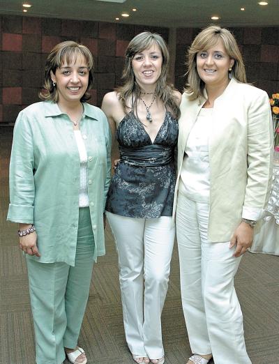 12062006 
Sandra de Estrada, Eva María de Revuelta y Claudia de Quiroga.