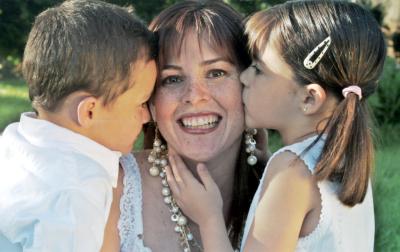 14062006 
Rossetta Urrutia con sus hijos Miguel Ángel y María Julia Teja Urrutia.