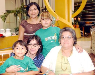 15062006 
Juanita Cortez, Analia Cortez, Mary Carmen de Gómez y los niños Diego  y Julián.