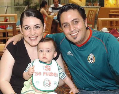 15062006
Salomón Rodríguez, Sandra Lugo y Salomón Rodríguez Lugo.