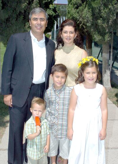 16062006 
María Amelia Muñoz Von Bertrab con sus papás, Ricardo y Karla y sus hermanosRico y Adolfo.