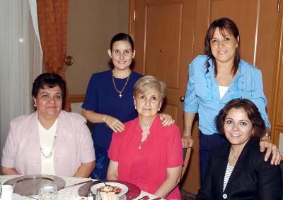 17062006
Martha Elba de García, Chiquis de Pérez, Celina de Salmón, Sary Flores y Sofía de Guridi.