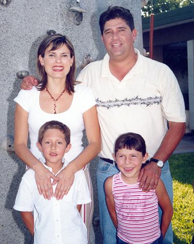 18062006 
Mauricio Treviño Valdez acompañado de su esposa Maribel O. de Treviño, y sus hijos Isabel y Mauricio