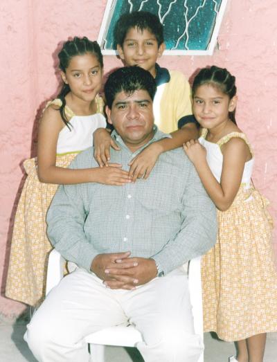 18062006 
Juan Guerrero Larriva, con sus hijos, Iván, Ivonne y Raquel.