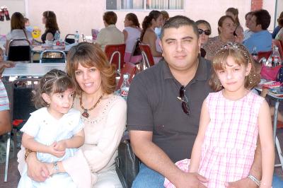 20062006 
Cristina y Pedro Domínguez y las niñas Cristy y María José, en un festejo escolar.