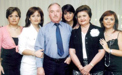 20062006 
Irma, Gaby, Anilú y Alejandra Sosa, con su papá el señor Blas Sosa y su mamá Irma Hurtado de Sosa.