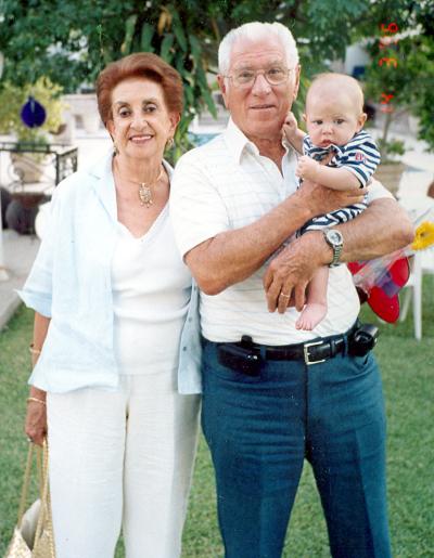 21062006 
Manolo Fernández y María Elena Abusais de Fernández con su nieto Iñaki.