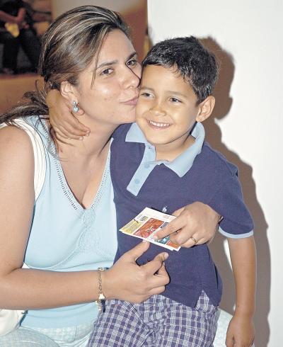 21062006 
Mónica Issa de Fernández junto a su hijo Augusto.