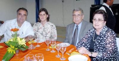 22062006 
Eduardo Sesma, Mary Carmen Calleja de González, Alfredo González Lafuente y Frida Rodríguez de González.