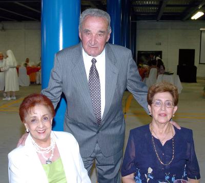 22062006 
Guadalupe, Concha y Juan José Fernández.