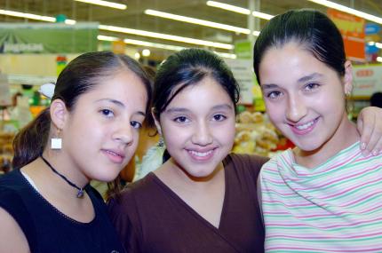 23062006 
Toñe Aguilera, Ana Sofía Núñez y Silvia Núñez.